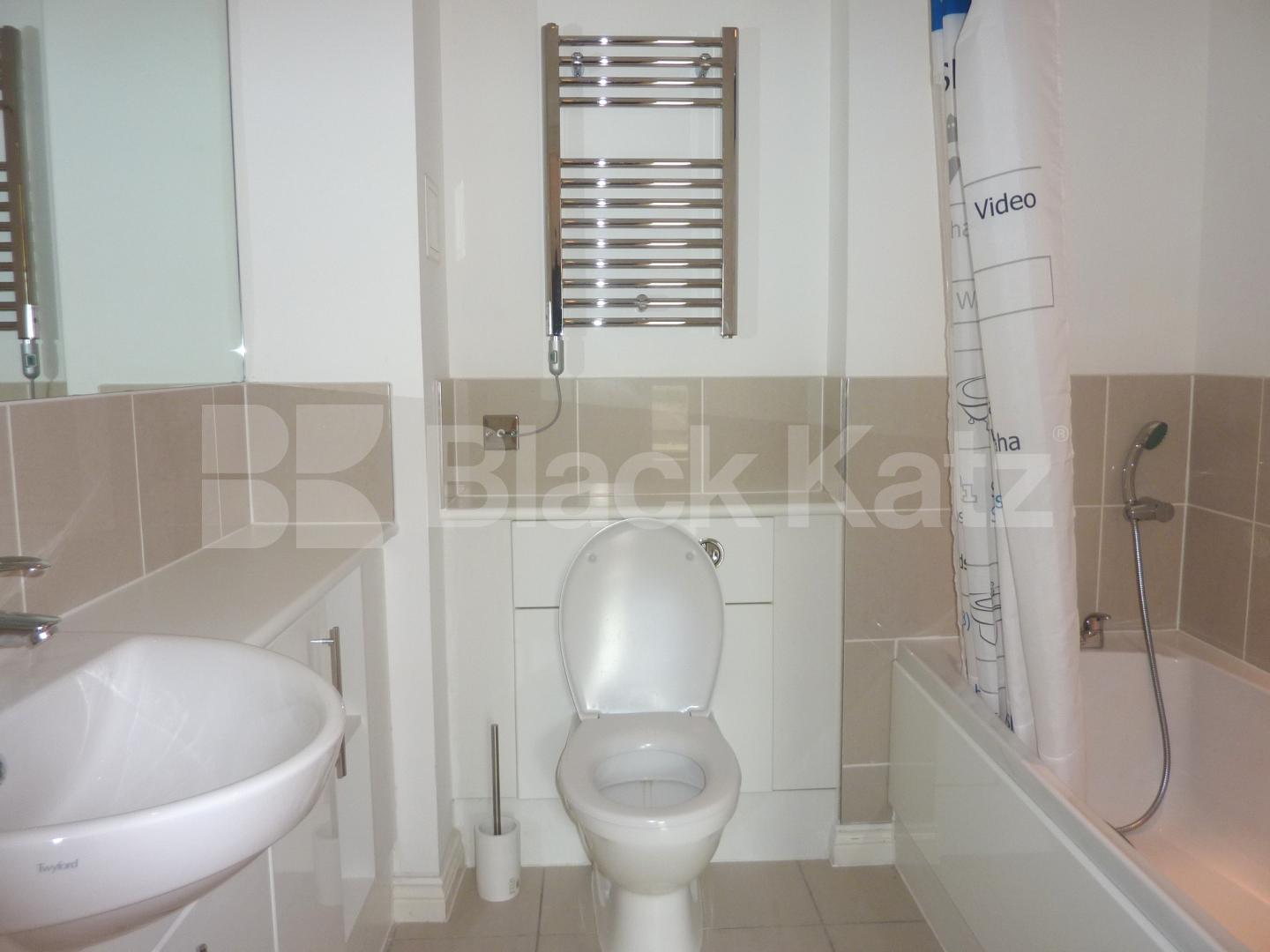 			AMAZING 2 BED 2 BATH IN THE HEART OF CAMDEN!, 2 Bedroom, 1 bath, 1 reception Flat			 Lockhouse, Oval Road, CAMDEN